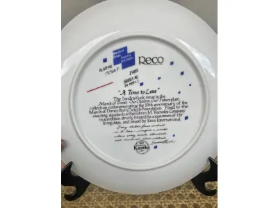 01 PRATO DE COLEÇÃO CHILDREN OF OUR FUTURE DA MARCH OF DIMES - COMEMORANDO O 50º ANIVERSÁRIO DA MARCH OF DIMES BIRTH DEFECTS FOUNDATION, LINDAS CORES VIBRANTES, PORCELANA FINA RECO "A TIME TO LOVE", SEGUNDA EDIÇÃO, ÚLTIMA QUEIMA EM 1982, FEITA PELA EDWIN M. KNOWLES CHINA COMPANY. PELA ACLAMADA ARTISTA SANDRA KUCK. PLACA Nº 16254 B DA SEGUNDA EDIÇÃO DA REVISTA INFANTIL ~ MARCH OF DIMES, OUR CHILDREN, OUR FUTURE ~. COMO ENCONTRADO, TUDO ORIGINAL. COM 21,5 CM DE  DIÂMETRO. APENAS 150 DIAS DE QUEIMA DE LANÇAMENTOS DOS PRATOS PRATO DE NUMERO 12700F , BRADEX # 84-M84-1.2. UMA PLACA COLECIONÁVEL BASTANTE RARA. ITEM COMPRADO E GARAGENS DE ANTIGUIDADES NOS EUA. SUPORTE PARA PRATO NÃO INCLUÍDO NESTA VENDA. (NO ESTADO) ATENÇÃO! FAZER A VISITAÇÃO ANTES DE ARREMATAR, NÃO SABEMOS SE FUNCIONA, LEILÃO NÃO TEM GARANTIA E NEM DEVOLUÇÃO, SUJEITO A POSSÍVEIS AVARIAS VISÍVEIS/OCULTAS E/OU AUSÊNCIA DE COMPONENTES.