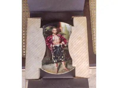 LOTE 017 - 01 ADORADO PRATO DE COLECIONADOR INTITULADO "UM ENIGMA" É UM PRATO DE COLECIONADOR DE EDIÇÃO LIMITADA DA SÉRIE  "THE KING AND" "EM PORTUGUES O REI E EU", DE KNOWLES.PINTADO À MÃO POR WILLIAM CHAMBERS. VENDIDO APENAS POR 150 DIAS E LOGO FOI ENCERRADA AS VENDAS NOS EUA.COM NOTA DE COMPRA DATADA EM 27/07/1984 EM 1980.O PRATO MEDE APROXIMADAMENTE 21 CM E ESTÁ EM EXCELENTE ESTADO.NÚMERO DO PRATO: 19725G.COM CAIXA E CERTIFICADO, MANTIDO EM CASA LIVRE DE FUMO.PEÇA COMPRADA EM GARAGEM DE ANTIGUIDADES NOS EUA. “SUPORTE PARA PRATO NÃO INCLUÍDO NESTA VENDA.”ITEM COMPRADO EM GARAGENS DE ANTIGUIDADES NOS EUA. (NO ESTADO) ATENÇÃO! FAZER A VISITAÇÃO ANTES DE ARREMATAR, NÃO SABEMOS SE FUNCIONA, LEILÃO NÃO TEM GARANTIA E NEM DEVOLUÇÃO, SUJEITO A POSSÍVEIS AVARIAS VISÍVEIS/OCULTAS E/OU AUSÊNCIA DE COMPONENTES.