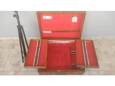 LOTE 099 - 01 LOTE COM UMA CAIXA PARA FAQUEIRO HERCULES E UM TRIPE ARA CAMARA FOTOGRAFICA. (NO ESTADO) ATENÇÃO! FAZER A VISITAÇÃO ANTES DE ARREMATAR, NÃO SABEMOS SE FUNCIONA, LEILÃO NÃO TEM GARANTIA E NEM DEVOLUÇÃO, SUJEITO A POSSÍVEIS AVARIAS VISÍVEIS/OCULTAS E/OU AUSÊNCIA DE COMPONENTES.