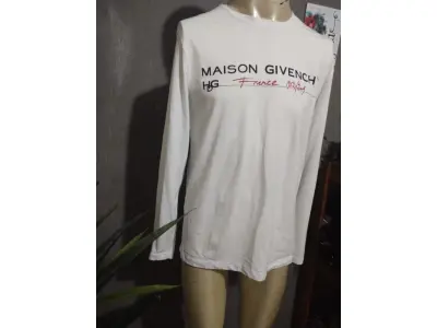 LOTE 209 - 01 CAMISA MANGA LONGA GIVENCHY. TAMANHO MÉDIO. (NO ESTADO) ATENÇÃO! FAZER A VISITAÇÃO ANTES DE ARREMATAR, NÃO SABEMOS SE FUNCIONA, LEILÃO NÃO TEM GARANTIA E NEM DEVOLUÇÃO, SUJEITO A POSSÍVEIS AVARIAS VISÍVEIS/OCULTAS E/OU AUSÊNCIA DE COMPONENTES.