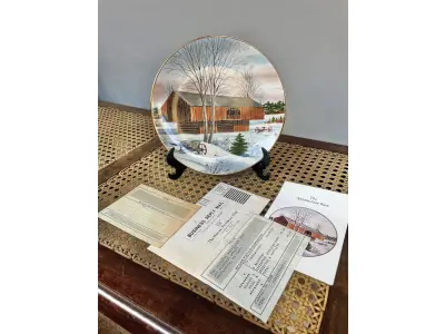 LOTE 056 - 01 PRATO DE COLECIONADOR DA HISTORIC PROVIDENCE MINT EDIÇÃO LIMITADA GUARDADA A ANOS COM DOCUMENTAÇÃO DA ÉPOCA APRESENTA O DESIGN DE 1983 "APALACHIAN BARN", QUE DESTACA A BELEZA DOS CELEIROS AMERICANOS. MEDE 21,5 CM DE DIÂMETRO. O DESIGN MULTICOLORIDO RETRATA UM CELEIRO NA REGIÃO DOS APALACHES E É UM ITEM VINTAGE DA DÉCADA DE 1980. UMA ÓTIMA ADIÇÃO A QUALQUER COLEÇÃO. O PRATO É ROTULADO COMO ITEM DE COLECIONADOR E É PERFEITO PARA EXIBIÇÃO EM CASA OU NO ESCRITÓRIO. “ITEM COMPRADO EM GARAGENS DE ANTIGUIDADES NOS EUA.”SUPORTE PARA PRATO NÃO INCLUÍDO NESTA VENDA. (NO ESTADO) ATENÇÃO! FAZER A VISITAÇÃO ANTES DE ARREMATAR, NÃO SABEMOS SE FUNCIONA, LEILÃO NÃO TEM GARANTIA E NEM DEVOLUÇÃO, SUJEITO A POSSÍVEIS AVARIAS VISÍVEIS/OCULTAS E/OU AUSÊNCIA DE COMPONENTES.