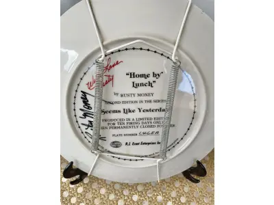 LOTE 034 - 01 PRATO DE COLECIONADOR VINTAGE "HOME BY LUNCH" DE RUSTY MONEY, 2ª EDIÇÃO DA SÉRIE "SEEMS LIKE YESTERDAY" O PRATO É FEITO DE PORCELANA FINA E APRESENTA UM DESIGN MULTICOLORIDO E COLORIDO. FOI FABRICADO EM 1982 PRATO DE PAREDE DECORATIVO DE EDIÇÃO LIMITADA COM CERTIFICADO DE AUTENTICIDADE. ITEM COMPRADO EM GARAGEM DE ANTIGUIDADES NOS EUA. SUPORTE PARA PRATO NÃO INCLUÍDO NESTA VENDA. (NO ESTADO) ATENÇÃO! FAZER A VISITAÇÃO ANTES DE ARREMATAR, NÃO SABEMOS SE FUNCIONA, LEILÃO NÃO TEM GARANTIA E NEM DEVOLUÇÃO, SUJEITO A POSSÍVEIS AVARIAS VISÍVEIS/OCULTAS E/OU AUSÊNCIA DE COMPONENTES.