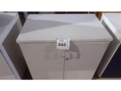 LOTE 345 - 01 ARMÁRIO BAIXO COM 02 PORTAS EM MADEIRA. (NO ESTADO) ATENÇÃO! FAZER A VISITAÇÃO ANTES DE ARREMATAR, NÃO SABEMOS SE FUNCIONA, LEILÃO NÃO TEM GARANTIA E NEM DEVOLUÇÃO, SUJEITO A POSSÍVEIS AVARIAS VISÍVEIS/OCULTAS E/OU AUSÊNCIA DE COMPONENTES.