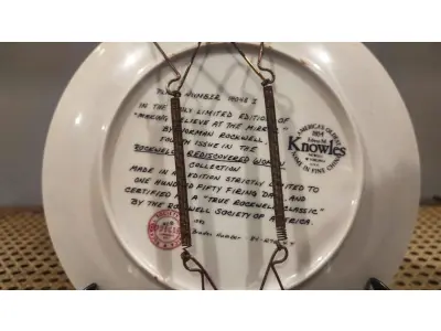 LOTE 080 - 01 RARO PRATO PARA AMANTES E COLECIONADORES DE NORMAN ROCKWELL! ESTE É UM PRATO COLECIONÁVEL DE PORCELANA VINTAGE DE EDIÇÃO LIMITADA. "MAKING BELIEVE AT THE MIRROR" É A QUARTA PLACA DA COLEÇÃO DE EDIÇÃO LIMITADA INTITULADA ROCKWELL'S REDISCOVERED WOMEN, UMA SÉRIE QUE OFERECE UMA RETROSPECTIVA ÚNICA DAS OBRAS DE NORMAN ROCKWELL. ESTA OBRA É OFICIALMENTE CERTIFICADA PELA ROCKWELL SOCIETY OF AMERICA. FOI ENCONTRADA EM UM ARMÁRIO DURANTE A VENDA DE UMA PROPRIEDADE, APÓS MUITOS ANOS GUARDADA.  CAIXA ORIGINAL E CERTIFICADO DE AUTENTICIDADE DA PEÇA  O PRATO MEDE 21,5 CM DE DIÂMETRO.  SUPORTE PARA PRATO NÃO INCLUÍDO NESTA VENDA. (NO ESTADO) ATENÇÃO! FAZER A VISITAÇÃO ANTES DE ARREMATAR, NÃO SABEMOS SE FUNCIONA, LEILÃO NÃO TEM GARANTIA E NEM DEVOLUÇÃO, SUJEITO A POSSÍVEIS AVARIAS VISÍVEIS/OCULTAS E/OU AUSÊNCIA DE COMPONENTES.