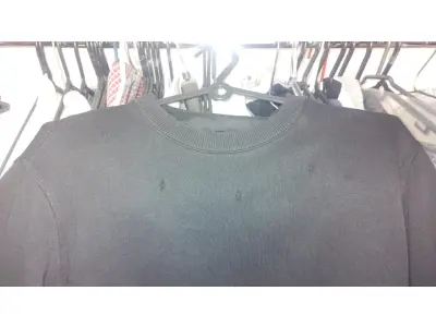 LOTE 217 - 01 BLUSA ORIGINAL GIVENCHY PARIS "MODEL DE MODA COM FUROS" TAMANHO M. (NO ESTADO) ATENÇÃO! FAZER A VISITAÇÃO ANTES DE ARREMATAR, NÃO SABEMOS SE FUNCIONA, LEILÃO NÃO TEM GARANTIA E NEM DEVOLUÇÃO, SUJEITO A POSSÍVEIS AVARIAS VISÍVEIS/OCULTAS E/OU AUSÊNCIA DE COMPONENTES.