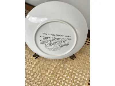 LOTE 046 - 01 RARO PRATO DE PORCELANA MINIATURA VINTAGE DONALD ZOLAN "GRANDMA'S GARDEN", DA FAMOSA SÉRIE DE CANÇÕES DE NINAR DE DONALD ZOLAN, DE 1985. FABRICADO NOS EUA.COM CAIXA ORIGINAL E COM A DOCUMENTAÇÃO ORIGINAL DE AUTENCIDADE DA PEÇA,COM 21 CM DE DIÂMETRO E ESTÁ EM EXCELENTE ESTADO, SEM LASCAS OU RACHADURAS. ITEM COMPRADO EM GARAGEM NOS EUA.SUPORTE PARA PRATO NÃO INCLUÍDO NESTA VENDA. (NO ESTADO) ATENÇÃO! FAZER A VISITAÇÃO ANTES DE ARREMATAR, NÃO SABEMOS SE FUNCIONA, LEILÃO NÃO TEM GARANTIA E NEM DEVOLUÇÃO, SUJEITO A POSSÍVEIS AVARIAS VISÍVEIS/OCULTAS E/OU AUSÊNCIA DE COMPONENTES.