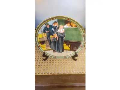 LOTE 208 - 01 PRATO COLECIONÁVEL DE NORMAN ROCKWELL DE 1986 - 4545B"AN ORPHAN'S HOPE", COM CAIXA E CERTIFICADO DE AUTENTICIDADE. BRADEX Nº 84-R82-7.72ª EDIÇÃO DA SÉRIE ROCKWELL'S AMERICAN DREAM. ACOMPANHA CAIXA ORIGINAL, FOLHETO E CERTIFICADO DE AUTENTICIDADE E  UM ÓTIMO COMPLEMENTO PARA QUALQUER COLEÇÃO. O PRATO FOI FABRICADO NOS ESTADOS UNIDOS NA DÉCADA DE 1980 E É CONSIDERADO UM ITEM VINTAGE. ALÉM DE SUA IMPORTÂNCIA CULTURAL COMO ITEM COLECIONÁVEL AMERICANO, ESTE PRATO TAMBÉM OSTENTA DIVERSAS CARACTERÍSTICAS, INCLUINDO O STATUS DE EDIÇÃO LIMITADA E A INCLUSÃO DA EMBALAGEM E DOCUMENTAÇÃO ORIGINAIS. É PERFEITO PARA QUALQUER OCASIÃO E UM ÓTIMO PRESENTE PARA QUALQUER COLECIONADOR OU ENTUSIASTA.COMPRADAS EM LOJAS DE ANTIGUIDADES DOS EUA.O SUPORTE DO PRATO NÃO ESTÁ INCLUÍDO. (NO ESTADO) ATENÇÃO! FAZER A VISITAÇÃO ANTES DE ARREMATAR, NÃO SABEMOS SE FUNCIONA, LEILÃO NÃO TEM GARANTIA E NEM DEVOLUÇÃO, SUJEITO A POSSÍVEIS AVARIAS VISÍVEIS/OCULTAS E/OU AUSÊNCIA DE COMPONENTES.
