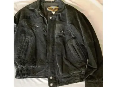 LOTE 005 - 01 JAQUETA DE COURO PRETA DE CAMURÇA MASCULINA TAMANHO M COMPRADO EM LOJA NOS EUA.NO BRASIL EM EXCELENTE ESTADO. . (NO ESTADO) ATENÇÃO! FAZER A VISITAÇÃO ANTES DE ARREMATAR, NÃO SABEMOS SE FUNCIONA, LEILÃO NÃO TEM GARANTIA E NEM DEVOLUÇÃO, SUJEITO A POSSÍVEIS AVARIAS VISÍVEIS/OCULTAS E/OU AUSÊNCIA DE COMPONENTES.