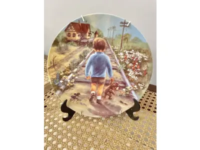 01 PRATO DE COLECIONADOR VINTAGE "HOME BY LUNCH" DE RUSTY MONEY, 2ª EDIÇÃO DA SÉRIE "SEEMS LIKE YESTERDAY" O PRATO É FEITO DE PORCELANA FINA E APRESENTA UM DESIGN MULTICOLORIDO E COLORIDO. FOI FABRICADO EM 1982 PRATO DE PAREDE DECORATIVO DE EDIÇÃO LIMITADA COM CERTIFICADO DE AUTENTICIDADE. ITEM COMPRADO EM GARAGEM DE ANTIGUIDADES NOS EUA. SUPORTE PARA PRATO NÃO INCLUÍDO NESTA VENDA. (NO ESTADO) ATENÇÃO! FAZER A VISITAÇÃO ANTES DE ARREMATAR, NÃO SABEMOS SE FUNCIONA, LEILÃO NÃO TEM GARANTIA E NEM DEVOLUÇÃO, SUJEITO A POSSÍVEIS AVARIAS VISÍVEIS/OCULTAS E/OU AUSÊNCIA DE COMPONENTES.