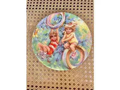 LOTE 070 - 01 RARO PRATO DA SÉRIE WEDGWOOD "MY MEMORIES" DE MARY VICKERS PRODUZIDOS DE 1981 A 1986. FEITO NA INGLATERRA. REPRESENTANDO CRIANÇAS DA WEDGWOOD QUEENS' WARE, EDIÇÃO LIMITADA DE 100 DIAS DE QUEIMA DE ESTOQUE EM CADA PERÍODO DO ANO. 1986 "RIDING HIGH" COM CAIXA E CERTIFICADO DE AUTENTICIDADE COM 20 CM DE DIÂMETRO. ITEM COMPRADO EM GARAGEM DE ANTIGUIDADES NOS EUA.SUPORTE PARA PRATO NÃO INCLUÍDO NESTA VENDA. (NO ESTADO) ATENÇÃO! FAZER A VISITAÇÃO ANTES DE ARREMATAR, NÃO SABEMOS SE FUNCIONA, LEILÃO NÃO TEM GARANTIA E NEM DEVOLUÇÃO, SUJEITO A POSSÍVEIS AVARIAS VISÍVEIS/OCULTAS E/OU AUSÊNCIA DE COMPONENTES. 