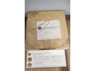 LOTE 104 - 01 BELO PRATO DE COLECIONADOR DE NORMAN ROCKWELL APRESENTA O ICÔNICO DESIGN "LIGHT CAMPAIGN", EM PORCELANA MULTICOLORIDA. COM 21,5 CM DE DIÂMETRO,  É UM COMPLEMENTO PERFEITO PARA QUALQUER COLEÇÃO. O PRATO FOI PRODUZIDO NOS ESTADOS UNIDOS NO FINAL DO SÉCULO XX, ESPECIFICAMENTE EM 1981,O PRATO É UMA ÓTIMA REPRESENTAÇÃO DA CULTURA E HISTÓRIA AMERICANA E SERIA UM PRESENTE PERFEITO PARA QUALQUER COLECIONADOR OU APRECIADOR DA OBRA DE NORMAN ROCKWELL. COM CERTIFICADO DE AUTENTICIDADE. ITEM COMPRADO E GARAGENS DE ANTIGUIDADES NOS EUA.SUPORTE PARA PRATO NÃO INCLUÍDO NESTA VENDA. (NO ESTADO) ATENÇÃO! FAZER A VISITAÇÃO ANTES DE ARREMATAR, NÃO SABEMOS SE FUNCIONA, LEILÃO NÃO TEM GARANTIA E NEM DEVOLUÇÃO, SUJEITO A POSSÍVEIS AVARIAS VISÍVEIS/OCULTAS E/OU AUSÊNCIA DE COMPONENTES.