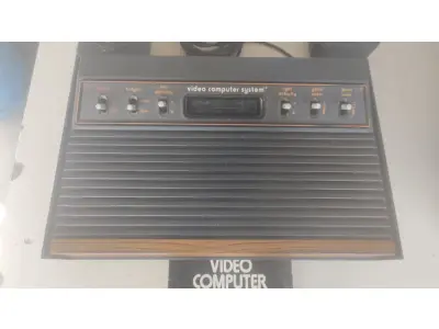 LOTE 029 - 01 LINDO ATARI AMERICANO - ITEM COMPRADO EM GARAGEM DE ANTIGUIDADES NOS EUA - SUPER CONSERVADO. (NO ESTADO) ATENÇÃO! FAZER A VISITAÇÃO ANTES DE ARREMATAR, NÃO SABEMOS SE FUNCIONA, LEILÃO NÃO TEM GARANTIA E NEM DEVOLUÇÃO, SUJEITO A POSSÍVEIS AVARIAS VISÍVEIS/OCULTAS E/OU AUSÊNCIA DE COMPONENTES.