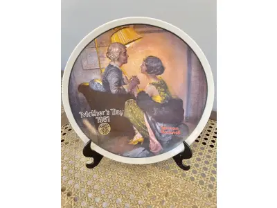 01 PRATO COLECIONÁVEL VINTAGE - KNOWLES 1981 "DIA DAS MÃES" NORMAN ROCKWELL EDIÇÃO LIMITADA NEWELL W. VIRGINIAPRATO VINTAGE DE COLECIONADOR, DESENHO PEÇA PRODUZIDO NOS ESTADOS UNIDOS DE CERÂMICA DE ALTA QUALIDADE COM 21 CM DE DIÂMETRO , ESTE PRATO É PERFEITO PARA COLECIONADORES DE ITENS COM TEMÁTICA CIRCENSE E PARA AQUELES QUE APRECIAM A ARTE DE PEÇAS VINTAGE. COM CAIXA E DOCUMENTO DE AUTENTICIDADE ORIGINAL. ITEM COMPRADO EM GARAGEM DE ANTIGUIDADES NOS EUA.SUPORTE PARA PRATO NÃO INCLUÍDO NESTA VENDA. (NO ESTADO) ATENÇÃO! FAZER A VISITAÇÃO ANTES DE ARREMATAR, NÃO SABEMOS SE FUNCIONA, LEILÃO NÃO TEM GARANTIA E NEM DEVOLUÇÃO, SUJEITO A POSSÍVEIS AVARIAS VISÍVEIS/OCULTAS E/OU AUSÊNCIA DE COMPONENTES.