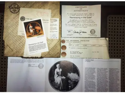 01 PRATO COLECIONÁVEL EMITIDO PELA KNOWLES CHINA.ESTA EDIÇÃO LIMITADA É UM DESIGN DE NORMAN ROCKWELL E É CHAMADA DE "REMINISCING IN THE QUIET" (REMINISCÊNCIAS NO SILÊNCIO).DA "REDISCOVERED WOMEN COLLECTION" DE ROCKWELL. ROCKWELL REALMENTE RETRATOU A SIMPLICIDADE DA VIDA AMERICANA, AQUELES MOMENTOS RICOS QUE TODOS NÓS VALORIZAMOS. O PRATO COM 21,5 CM DE  DIÂMETRO. UMA EDIÇÃO LIMITADA, ORIGINAL OX E COA INCLUÍDOS. ÓTIMA COR, ESTILO E CONDIÇÃO. COM CERTIFICADO DE AUTENTICIDADE E OS FOLHETOS ORIGINAL DA ÉPOCA E NOTA DE COMPRA DATA EM, 28/05/1981.ITEM COMPRADO E GARAGENS DE ANTIGUIDADES NOS EUA. SUPORTE PARA PRATO NÃO INCLUÍDO NESTA VENDA. (NO ESTADO) ATENÇÃO! FAZER A VISITAÇÃO ANTES DE ARREMATAR, NÃO SABEMOS SE FUNCIONA, LEILÃO NÃO TEM GARANTIA E NEM DEVOLUÇÃO, SUJEITO A POSSÍVEIS AVARIAS VISÍVEIS/OCULTAS E/OU AUSÊNCIA DE COMPONENTES.