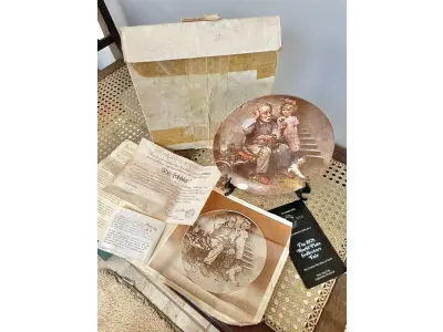 LOTE 100 - 01 RARO PRATO EDIÇÃO LIMITADA AUTÊNTICA DE "THE COBBLER" DE NORMAN ROCKWELL, COM CERTIFICADO DE AUTENTICIDADE  PRATO COLECIONÁVEL COM 21 CM DE DIÂMETRO . SEGUNDO NA COLEÇÃO DE HERANÇA ROCKWELL. FEITO À MÃO EM UMA EDIÇÃO LIMITADA, FOI FECHADO PERMANENTEMENTE EM 1978 POR KNOWLES E CERTIFICADO COMO UM "TRUE ROCKWELL CLASSIC" PELA ROCKWELL SOCIETY OF AMERICA. NORMAN ROCKWELL AUTENTICADO ARTESANATO DA EDWIN M. KNOWLES CHINA CO. DE 1854.PEÇA COMPRADA EM GARAGEM DE ANTIGUIDADES NOS EUA. SUPORTE PARA PRATO NÃO INCLUÍDO NESTA VENDA. (NO ESTADO) ATENÇÃO! FAZER A VISITAÇÃO ANTES DE ARREMATAR, NÃO SABEMOS SE FUNCIONA, LEILÃO NÃO TEM GARANTIA E NEM DEVOLUÇÃO, SUJEITO A POSSÍVEIS AVARIAS VISÍVEIS/OCULTAS E/OU AUSÊNCIA DE COMPONENTES.