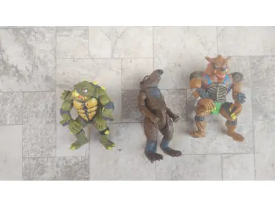 LOTE 239 - 01 LOTE COM BONECOS  COLECIONAVEL TARTARUGAS NINJA MUTANTES TMNT PLAYMATES VINTAGE. (NO ESTADO) ATENÇÃO! FAZER A VISITAÇÃO ANTES DE ARREMATAR, NÃO SABEMOS SE FUNCIONA, LEILÃO NÃO TEM GARANTIA E NEM DEVOLUÇÃO, SUJEITO A POSSÍVEIS AVARIAS VISÍVEIS/OCULTAS E/OU AUSÊNCIA DE COMPONENTES.