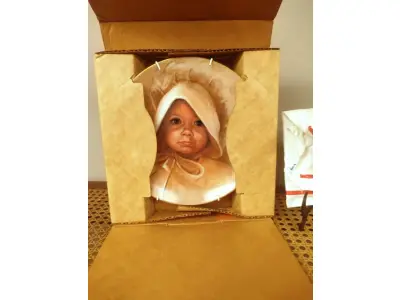 01 PRATO COLECIONÁVEL "AMY" DE MARILYN ZAPP, DE 1983, DA BRENTWOOD FINE ARTS. ESTE PRATO FOI CRIADO A PARTIR DE UMA OBRA DE ARTE ORIGINAL DE MARILYN ZAPP. EDIÇÃO NUMERADA, 869 EXEMPLARES/12.500 SENDO LANÇADAS APENAS 10 MIL EXEMPLARES NOS EUA E 25,00EXEMPLARES LAÇADOS NO CANADA NA DÉCADA DE 80. MEDE 21,8 CM DE DIÂMETRO. SUPORTE PARA PRATO NÃO INCLUÍDO NESTA VENDA. (NO ESTADO) ATENÇÃO! FAZER A VISITAÇÃO ANTES DE ARREMATAR, NÃO SABEMOS SE FUNCIONA, LEILÃO NÃO TEM GARANTIA E NEM DEVOLUÇÃO, SUJEITO A POSSÍVEIS AVARIAS VISÍVEIS/OCULTAS E/OU AUSÊNCIA DE COMPONENTES.