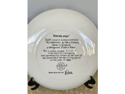 LOTE 070 - 01 RARO PRATO DA SÉRIE WEDGWOOD "MY MEMORIES" DE MARY VICKERS PRODUZIDOS DE 1981 A 1986. FEITO NA INGLATERRA. REPRESENTANDO CRIANÇAS DA WEDGWOOD QUEENS' WARE, EDIÇÃO LIMITADA DE 100 DIAS DE QUEIMA DE ESTOQUE EM CADA PERÍODO DO ANO. 1986 "RIDING HIGH" COM CAIXA E CERTIFICADO DE AUTENTICIDADE COM 20 CM DE DIÂMETRO. ITEM COMPRADO EM GARAGEM DE ANTIGUIDADES NOS EUA.SUPORTE PARA PRATO NÃO INCLUÍDO NESTA VENDA. (NO ESTADO) ATENÇÃO! FAZER A VISITAÇÃO ANTES DE ARREMATAR, NÃO SABEMOS SE FUNCIONA, LEILÃO NÃO TEM GARANTIA E NEM DEVOLUÇÃO, SUJEITO A POSSÍVEIS AVARIAS VISÍVEIS/OCULTAS E/OU AUSÊNCIA DE COMPONENTES. 