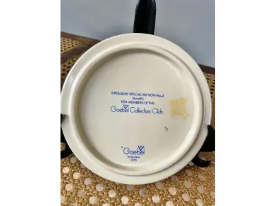 LOTE 044 - 01 LINDA E RARA PLACA DE MEMBRO DO CLUBE DE COLECIONADORES GOEBEL HUMMEL PLACA Nº 690 EDIÇÃO ESPECIAL Nº 2 DE 1978 COM 15 CM DE CUMPRIMENTO "GERMANIA"  LANÇADA SOMETE PARA MEMBROS DO CLUBE DE COLECIONADORES GOEBEL. ITEM COMPRADO EM GARAGENS DE ANTIGUIDADES NOS EUA.SUPORTE PARA PRATO NÃO INCLUÍDO NESTA VENDA. (NO ESTADO) ATENÇÃO! FAZER A VISITAÇÃO ANTES DE ARREMATAR, NÃO SABEMOS SE FUNCIONA, LEILÃO NÃO TEM GARANTIA E NEM DEVOLUÇÃO, SUJEITO A POSSÍVEIS AVARIAS VISÍVEIS/OCULTAS E/OU AUSÊNCIA DE COMPONENTES.