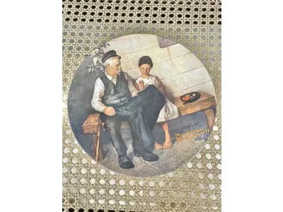 01 PRATO NORMAN ROCKWELL.UM PEDAÇO DA HISTÓRIA AMERICANA COM ESTE PRATO DE COLECIONADOR DE EDIÇÃO LIMITADA, COM UMA BELA ILUSTRAÇÃO DE NORMAN ROCKWELL DE 1979. ESTE PRATO RETRATA LIGHTHOUSE KEEPER’S DAUGHTER "A FILHA DO FAROLEIRO" E É FEITO NOS ESTADOS UNIDOS. PERFEITO PARA FÃS DA ICÔNICA OBRA DE ROCKWELL, ESTE PRATO DE COLECIONADOR É UM ITEM ESSENCIAL PARA QUALQUER COLEÇÃO. ADICIONE ESTA PEÇA DESLUMBRANTE À SUA COLEÇÃO HOJE MESMO E ADMIRE OS DETALHES COMPLEXOS E AS BELAS CORES QUE FAZEM DESTE PRATO UMA OBRA DE ARTE. COM CERTIFICADO DE AUTENTICIDADE. ITEM COMPRADO E GARAGENS DE ANTIGUIDADES NOS EUA.SUPORTE PARA PRATO NÃO INCLUÍDO NESTA VENDA. (NO ESTADO) ATENÇÃO! FAZER A VISITAÇÃO ANTES DE ARREMATAR, NÃO SABEMOS SE FUNCIONA, LEILÃO NÃO TEM GARANTIA E NEM DEVOLUÇÃO, SUJEITO A POSSÍVEIS AVARIAS VISÍVEIS/OCULTAS E/OU AUSÊNCIA DE COMPONENTES.