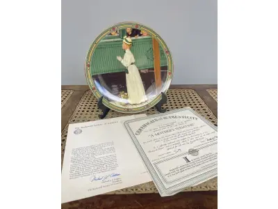 01 BELO PRATO DE COLECIONADOR DE NORMAN ROCKWELL APRESENTA UMA BELA IMAGEM DE UMA MÃE E SEU FILHO, INTITULADA "A MOTHER'S WELCOME" (BEM-VINDOS DE UMA MÃE). O PRATO É FEITO DE PORCELANA DE ALTA QUALIDADE, COM UM DESIGN MULTICOLORIDO PERFEITO PARA TODAS AS OCASIÕES. ESTA PEÇA VINTAGE É DO FINAL DO SÉCULO XX, PRODUZIDA COM TÉCNICAS DE VIDRO ARTÍSTICO E COM UM DESIGN GRAVADO. É UM ITEM ARTESANAL E PARTE DA LINHA DE PRODUTOS NORMAN ROCKWELL, COM UM ESTILO MODERNO DE MEADOS DO SÉCULO E TEMA DA MATERNIDADE. O PRATO É PERFEITO PARA COLECIONADORES OU PARA PRESENTEAR ALGUÉM ESPECIAL. TAMANHO DA PLACA: 21,5 CM DE  DIÂMETRO,ITEM COMPRADO E GARAGENS DE ANTIGUIDADES NOS EUA. SUPORTE PARA PRATO NÃO INCLUÍDO NESTA VENDA. (NO ESTADO) ATENÇÃO! FAZER A VISITAÇÃO ANTES DE ARREMATAR, NÃO SABEMOS SE FUNCIONA, LEILÃO NÃO TEM GARANTIA E NEM DEVOLUÇÃO, SUJEITO A POSSÍVEIS AVARIAS VISÍVEIS/OCULTAS E/OU AUSÊNCIA DE COMPONENTES.