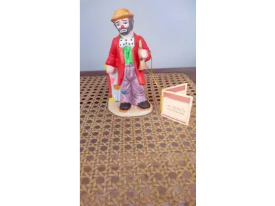 LOTE 205 - 01 ESTATUETA DE PALHAÇO DE CERÂMICA VINTAGE DA COLEÇÃO FLAMBRO DE EMMETT KELLY JR. PAÍS/REGIÃO DE FABRICAÇÃO TAIWAN. ESTA ESTATUETA DO EMMETT KELLY JR. APRESENTA UM PALHAÇO EMMETT KELLY JR. PALHAÇO COM COLEÇÃO HOBO TRUMPET ORIGINAL. EXCELENTE ESTADO, SEM LASCAS, RACHADURAS EM ÓTIMO ESTADO PEÇA RARA ITEM LANÇADOS ANOS 90 NOS EUA  CM DE ALTURA E UMA BASE DE 15 ​​CM. COM  SUA ASSINATURA NA PARTE INFERIOR JUNTO COM "EXCLUSIVAMENTE DA FLAMBRO EMPRESA FAMOSA NOS EUA DECADA DE 90, COMPRADAS EM LOJAS DE ANTIGUIDADES DOS EUA. (NO ESTADO) ATENÇÃO! FAZER A VISITAÇÃO ANTES DE ARREMATAR, NÃO SABEMOS SE FUNCIONA, LEILÃO NÃO TEM GARANTIA E NEM DEVOLUÇÃO, SUJEITO A POSSÍVEIS AVARIAS VISÍVEIS/OCULTAS E/OU AUSÊNCIA DE COMPONENTES.