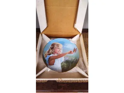 LOTE 230 - 01 PRATO DE COLECIONADOR DA HAMILTON COLLECTION, INTITULADO "BUTTERFLY BEAUTY", UM VERÃO COUNTRY, COM CERTIFICADO DE AUTENTICIDADE É UMA BELA ADIÇÃO A QUALQUER COLEÇÃO. APRESENTA UM DESLUMBRANTE DESIGN DE BORBOLETA MULTICOLORIDA, PERFEITO PARA TODAS AS OCASIÕES E ADICIONANDO UM TOQUE DE EXCENTRICIDADE A QUALQUER AMBIENTE. FABRICADO NOS ESTADOS UNIDOS, COM 10 DIAS DE VENDAS LIMITADOS PRATO NUMERADO COM CERTIFICADO ESTA PEÇA VINTAGE FAZ PARTE DA LINHA COUNTRY SUMMER. COM 23,5 CM DE DIÂMETRO. OBS PEQUE COM PEQUENO BICADO COMO MOSTRA NAS FOTOS. ITEM COMPRADO EM GARAGENS DE ANTIGUIDADES NOS EUA. SUPORTE PARA PRATO NÃO INCLUÍDO NESTA VENDA. (NO ESTADO) ATENÇÃO! FAZER A VISITAÇÃO ANTES DE ARREMATAR, NÃO SABEMOS SE FUNCIONA, LEILÃO NÃO TEM GARANTIA E NEM DEVOLUÇÃO, SUJEITO A POSSÍVEIS AVARIAS VISÍVEIS/OCULTAS E/OU AUSÊNCIA DE COMPONENTES.