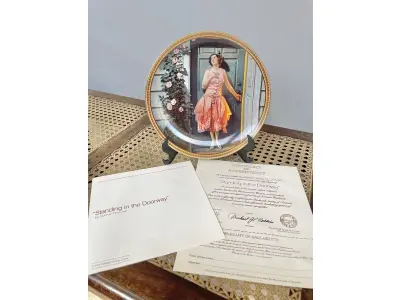 LOTE 108 - 01 BELO PRATO DE COLECIONADOR DE NORMAN ROCKWELL, VINTAGE DA EDWIN M. KNOWLES, ILUSTRADO PELO ICÔNICO NORMAN ROCKWELL. LANÇADO EM 1983, FAZ PARTE DA 7ª EDIÇÃO DA COLEÇÃO PRATO NUMERADO 3737L ROCKWELL'S REDISCOVERED WOMEN E FOI PRODUZIDO DE FORMA LIMITADA POR 150 DIAS, COM CERTIFICAÇÃO OFICIAL COMO "STANDING IN THE DOORWAY" PELA SOCIEDADE ROCKWELL AMERICANA. DIÂMETRO: 21,5 CM EDIÇÃO LIMITADA: 7ª EDIÇÃO (1983),COM CERTIFICADO DE AUTENTICIDADE. ITEM COMPRADO E GARAGENS DE ANTIGUIDADES NOS EUA.SUPORTE PARA PRATO NÃO INCLUÍDO NESTA VENDA. (NO ESTADO) ATENÇÃO! FAZER A VISITAÇÃO ANTES DE ARREMATAR, NÃO SABEMOS SE FUNCIONA, LEILÃO NÃO TEM GARANTIA E NEM DEVOLUÇÃO, SUJEITO A POSSÍVEIS AVARIAS VISÍVEIS/OCULTAS E/OU AUSÊNCIA DE COMPONENTES.