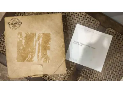 LOTE 080 - 01 RARO PRATO PARA AMANTES E COLECIONADORES DE NORMAN ROCKWELL! ESTE É UM PRATO COLECIONÁVEL DE PORCELANA VINTAGE DE EDIÇÃO LIMITADA. "MAKING BELIEVE AT THE MIRROR" É A QUARTA PLACA DA COLEÇÃO DE EDIÇÃO LIMITADA INTITULADA ROCKWELL'S REDISCOVERED WOMEN, UMA SÉRIE QUE OFERECE UMA RETROSPECTIVA ÚNICA DAS OBRAS DE NORMAN ROCKWELL. ESTA OBRA É OFICIALMENTE CERTIFICADA PELA ROCKWELL SOCIETY OF AMERICA. FOI ENCONTRADA EM UM ARMÁRIO DURANTE A VENDA DE UMA PROPRIEDADE, APÓS MUITOS ANOS GUARDADA.  CAIXA ORIGINAL E CERTIFICADO DE AUTENTICIDADE DA PEÇA  O PRATO MEDE 21,5 CM DE DIÂMETRO.  SUPORTE PARA PRATO NÃO INCLUÍDO NESTA VENDA. (NO ESTADO) ATENÇÃO! FAZER A VISITAÇÃO ANTES DE ARREMATAR, NÃO SABEMOS SE FUNCIONA, LEILÃO NÃO TEM GARANTIA E NEM DEVOLUÇÃO, SUJEITO A POSSÍVEIS AVARIAS VISÍVEIS/OCULTAS E/OU AUSÊNCIA DE COMPONENTES.