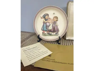 01 RARO E DIFERENCIADO  PRATO DE EDIÇÃO DE  ANIVERSÁRIO DE GOEBEL M.J. HUMMEL, 1980, "SPRING DANCE", 25 CM - PERFEITO, NA CAIXA ORIGINAL. E COM SEUS FOLHETOS ORIGINAIS ESTE FOI FABRICADO NA ALEMANHA OCIDENTAL. O PRATO TEM 25 CM DE DIÂMETRO E ESTÁ EM PERFEITAS CONDIÇÕES. GUARDADOS HÁ ANOS. ITEM COMPRADO E GARAGENS DE ANTIGUIDADES NOS EUA. SUPORTE PARA PRATO NÃO INCLUÍDO NESTA VENDA. (NO ESTADO) ATENÇÃO! FAZER A VISITAÇÃO ANTES DE ARREMATAR, NÃO SABEMOS SE FUNCIONA, LEILÃO NÃO TEM GARANTIA E NEM DEVOLUÇÃO, SUJEITO A POSSÍVEIS AVARIAS VISÍVEIS/OCULTAS E/OU AUSÊNCIA DE COMPONENTES.