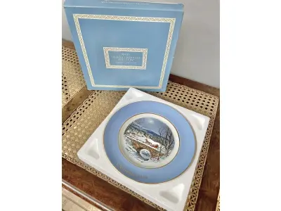 LOTE 040 - 01 LINDO PRATO DE NATAL DA SÉRIE AVON CHRISTMAS PLATE  PRATO DE COLECIONADOR FEITO NA INGLATERRA POR ENOCH WEDGWOOD (TUNSTALL) EM 1979.COM 21,5 CM DE DIÂMETRO A IMPRESSÃO NESTE PRATO É DE "DASHING THROUGH THE SNOW" COM DOIS ANÉIS DE OURO 22K E O NATAL DE 1979 TAMBÉM EM OURO 22K. ITEM COMPRADO EM GARAGENS DE ANTIGUIDADES NOS EUA.SUPORTE PARA PRATO NÃO INCLUÍDO NESTA VENDA. (NO ESTADO) ATENÇÃO! FAZER A VISITAÇÃO ANTES DE ARREMATAR, NÃO SABEMOS SE FUNCIONA, LEILÃO NÃO TEM GARANTIA E NEM DEVOLUÇÃO, SUJEITO A POSSÍVEIS AVARIAS VISÍVEIS/OCULTAS E/OU AUSÊNCIA DE COMPONENTES.