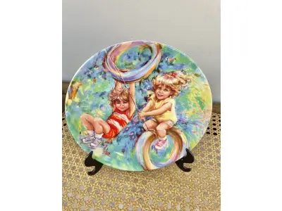 01 RARO PRATO DA SÉRIE WEDGWOOD "MY MEMORIES" DE MARY VICKERS PRODUZIDOS DE 1981 A 1986. FEITO NA INGLATERRA. REPRESENTANDO CRIANÇAS DA WEDGWOOD QUEENS' WARE, EDIÇÃO LIMITADA DE 100 DIAS DE QUEIMA DE ESTOQUE EM CADA PERÍODO DO ANO. 1986 "RIDING HIGH" COM CAIXA E CERTIFICADO DE AUTENTICIDADE COM 20 CM DE DIÂMETRO. ITEM COMPRADO EM GARAGEM DE ANTIGUIDADES NOS EUA.SUPORTE PARA PRATO NÃO INCLUÍDO NESTA VENDA. (NO ESTADO) ATENÇÃO! FAZER A VISITAÇÃO ANTES DE ARREMATAR, NÃO SABEMOS SE FUNCIONA, LEILÃO NÃO TEM GARANTIA E NEM DEVOLUÇÃO, SUJEITO A POSSÍVEIS AVARIAS VISÍVEIS/OCULTAS E/OU AUSÊNCIA DE COMPONENTES. 