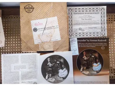 LOTE 264 - 01 PRATO VINTAGE NORMAN ROCKWELL DE 1984. INTITULA-SE "THE STORYTELLER" (O CONTADOR DE HISTÓRIAS). É FEITO EM PORCELANA FINA KNOWLES. É O OITAVO DA COLEÇÃO ROCKWELL HERITAGE. FABRICADO EM EDIÇÃO LIMITADA, PERMANENTEMENTE FECHADO EM 1984 PELA KNOWLES E CERTIFICADO COMO UM "VERDADEIRO CLÁSSICO ROCKWELL" PELA ROCKWELL SOCIETY OF AMERICA. É MARCADO COM O NÚMERO BRADEX 84-R70-3.8. É MARCADO COM O NÚMERO DE PLACA X12530. COM CERTIFICADO DE AUTENTICIDADE E OS FOLHETOS ORIGINAL DA ÉPOCA E NOTA DE COMPRA DATA EM 04/09/1984 SUPORTE DO PRATO NÃO ESTÁ INCLUÍDO. ITEM COMPRADO EM GARAGENS DE ANTIGUIDADES NOS EUA. (NO ESTADO) ATENÇÃO! FAZER A VISITAÇÃO ANTES DE ARREMATAR, NÃO SABEMOS SE FUNCIONA, LEILÃO NÃO TEM GARANTIA E NEM DEVOLUÇÃO, SUJEITO A POSSÍVEIS AVARIAS VISÍVEIS/OCULTAS E/OU AUSÊNCIA DE COMPONENTES.