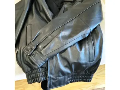 LOTE 006 - 01 JAQUETA DE COURO MASCULINA DA VINTAGE LEATHER TAMANHO M COMPRADO EM LOJA NOS EUA.NO BRASIL EM EXCELENTE ESTADO. (NO ESTADO) ATENÇÃO! FAZER A VISITAÇÃO ANTES DE ARREMATAR, NÃO SABEMOS SE FUNCIONA, LEILÃO NÃO TEM GARANTIA E NEM DEVOLUÇÃO, SUJEITO A POSSÍVEIS AVARIAS VISÍVEIS/OCULTAS E/OU AUSÊNCIA DE COMPONENTES.