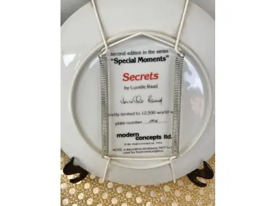 LOTE 022 - 01 RARO PRATO  DECORATIVO "SECRETS" DA ARTISTA  LUCELLE RAAD, COM 22 CM DE DIAMETRO NASCIDA GRÃ-BRETANHA EDIÇÃO LIMITADA APENAS 12,500 OBRAS LANÇADAS , PRODUZIDA PELA MODERN CONCEPTS LTD.EM 1983 PEÇA RARA COMPRADA EM GAREGEM DE ANTIGOS NOS EUA.SUPORTE PARA PRATO NÃO INCLUÍDO NESTA VENDA.    VEJA NAS FOTOS PREÇOS DELE EM OUTROS PAISES PRATOS MUITOS RAROS. (NO ESTADO) ATENÇÃO! FAZER A VISITAÇÃO ANTES DE ARREMATAR, NÃO SABEMOS SE FUNCIONA, LEILÃO NÃO TEM GARANTIA E NEM DEVOLUÇÃO, SUJEITO A POSSÍVEIS AVARIAS VISÍVEIS/OCULTAS E/OU AUSÊNCIA DE COMPONENTES.