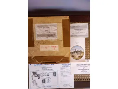 LOTE 202 - 01 RARO PRATO PORCELANA DA COLEÇAO CELEIROS AMERICANOS EM EXTINÇÃO FRANCISCANA DA HISTORIC PROVIDENCE MINT WORLD PREMIER FIRST EDITION, DE 1983, DA SÉRIE THE VANISHING AMERICAN BARN, DA HARRIS HIEN, A SEGUNDA EDIÇÃO DA SÉRIE, INTITULADA "THE LOG BARN", VICTORIAN BARN". O PRATO APRESENTA UMA REPRESENTAÇÃO ÚNICA, DETALHADA E COLORIDA DE UM TIPO DE CELEIRO AMERICANO, SITUADO EM UM CENÁRIO DE FAZENDA DE DIFERENTES REGIÕES DO PAÍS, COM DETALHES DOURADOS NA BORDA. ESTAMPADAS NA PARTE INFERIOR COM O NOME DA SÉRIE, TÍTULO, ASSINATURA IMPRESSA DO ARTISTA E A MARCA THE HISTORIC PROVIDENCE MINT, E MEDEM APROXIMADAMENTE 21,8 CM DE DIÂMETRO. EM EXCELENTE ESTADO, POSSUI A CAIXA ORIGINAL E OS DOCUMENTOS.O SUPORTE DO PRATO NÃO ESTÁ INCLUÍDO. (NO ESTADO) ATENÇÃO! FAZER A VISITAÇÃO ANTES DE ARREMATAR, NÃO SABEMOS SE FUNCIONA, LEILÃO NÃO TEM GARANTIA E NEM DEVOLUÇÃO, SUJEITO A POSSÍVEIS AVARIAS VISÍVEIS/OCULTAS E/OU AUSÊNCIA DE COMPONENTES.