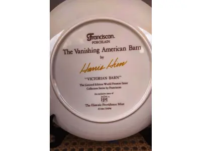 01 RARO PRATO PORCELANA DA COLEÇAO CELEIROS AMERICANOS EM EXTINÇÃO FRANCISCANA DA HISTORIC PROVIDENCE MINT WORLD PREMIER FIRST EDITION, DE 1983, DA SÉRIE THE VANISHING AMERICAN BARN, DA HARRIS HIEN, A SEGUNDA EDIÇÃO DA SÉRIE, INTITULADA "THE LOG BARN", VICTORIAN BARN". O PRATO APRESENTA UMA REPRESENTAÇÃO ÚNICA, DETALHADA E COLORIDA DE UM TIPO DE CELEIRO AMERICANO, SITUADO EM UM CENÁRIO DE FAZENDA DE DIFERENTES REGIÕES DO PAÍS, COM DETALHES DOURADOS NA BORDA. ESTAMPADAS NA PARTE INFERIOR COM O NOME DA SÉRIE, TÍTULO, ASSINATURA IMPRESSA DO ARTISTA E A MARCA THE HISTORIC PROVIDENCE MINT, E MEDEM APROXIMADAMENTE 21,8 CM DE DIÂMETRO. EM EXCELENTE ESTADO, POSSUI A CAIXA ORIGINAL E OS DOCUMENTOS.O SUPORTE DO PRATO NÃO ESTÁ INCLUÍDO. (NO ESTADO) ATENÇÃO! FAZER A VISITAÇÃO ANTES DE ARREMATAR, NÃO SABEMOS SE FUNCIONA, LEILÃO NÃO TEM GARANTIA E NEM DEVOLUÇÃO, SUJEITO A POSSÍVEIS AVARIAS VISÍVEIS/OCULTAS E/OU AUSÊNCIA DE COMPONENTES.