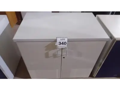 LOTE 340 - 01 ARMÁRIO BAIXO COM 02 PORTAS EM MADEIRA. (NO ESTADO) ATENÇÃO! FAZER A VISITAÇÃO ANTES DE ARREMATAR, NÃO SABEMOS SE FUNCIONA, LEILÃO NÃO TEM GARANTIA E NEM DEVOLUÇÃO, SUJEITO A POSSÍVEIS AVARIAS VISÍVEIS/OCULTAS E/OU AUSÊNCIA DE COMPONENTES.