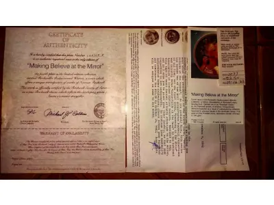 LOTE 080 - 01 RARO PRATO PARA AMANTES E COLECIONADORES DE NORMAN ROCKWELL! ESTE É UM PRATO COLECIONÁVEL DE PORCELANA VINTAGE DE EDIÇÃO LIMITADA. "MAKING BELIEVE AT THE MIRROR" É A QUARTA PLACA DA COLEÇÃO DE EDIÇÃO LIMITADA INTITULADA ROCKWELL'S REDISCOVERED WOMEN, UMA SÉRIE QUE OFERECE UMA RETROSPECTIVA ÚNICA DAS OBRAS DE NORMAN ROCKWELL. ESTA OBRA É OFICIALMENTE CERTIFICADA PELA ROCKWELL SOCIETY OF AMERICA. FOI ENCONTRADA EM UM ARMÁRIO DURANTE A VENDA DE UMA PROPRIEDADE, APÓS MUITOS ANOS GUARDADA.  CAIXA ORIGINAL E CERTIFICADO DE AUTENTICIDADE DA PEÇA  O PRATO MEDE 21,5 CM DE DIÂMETRO.  SUPORTE PARA PRATO NÃO INCLUÍDO NESTA VENDA. (NO ESTADO) ATENÇÃO! FAZER A VISITAÇÃO ANTES DE ARREMATAR, NÃO SABEMOS SE FUNCIONA, LEILÃO NÃO TEM GARANTIA E NEM DEVOLUÇÃO, SUJEITO A POSSÍVEIS AVARIAS VISÍVEIS/OCULTAS E/OU AUSÊNCIA DE COMPONENTES.