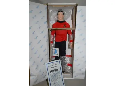 LOTE 065 - 01 BONECO DE COLEÇÃO HAMILTON RJ ERNST STAR TREK SULU DOLL 1988 MIB. (NO ESTADO) ATENÇÃO! FAZER A VISITAÇÃO ANTES DE ARREMATAR, NÃO SABEMOS SE FUNCIONA, LEILÃO NÃO TEM GARANTIA E NEM DEVOLUÇÃO, SUJEITO A POSSÍVEIS AVARIAS VISÍVEIS/OCULTAS E/OU AUSÊNCIA DE COMPONENTES.