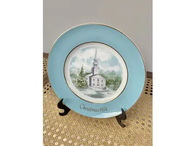 LOTE 054 - 01 LINDO PRATO DE NATAL DA SÉRIE AVON CHRISTMAS PLATE  PRATO DE COLECIONADOR FEITO NA INGLATERRA POR ENOCH WEDGWOOD CHRISTMAS SERIES 2ª EDIÇÃO  SÉRIE COUNTRY CHURCH 2ª EDIÇÃO 1974 VINTAGE. (TUNSTALL) EM 1980.COM 21,5 CM DE DIÂMETRO COM DOIS ANÉIS DE OURO 22K . ITEM COMPRADO EM GARAGENS DE ANTIGUIDADES NOS EUA." ITEM COMPRADO EM GARAGENS DE ANTIGUIDADES NOS EUA.SUPORTE PARA PRATO NÃO INCLUÍDO NESTA VENDA. (NO ESTADO) ATENÇÃO! FAZER A VISITAÇÃO ANTES DE ARREMATAR, NÃO SABEMOS SE FUNCIONA, LEILÃO NÃO TEM GARANTIA E NEM DEVOLUÇÃO, SUJEITO A POSSÍVEIS AVARIAS VISÍVEIS/OCULTAS E/OU AUSÊNCIA DE COMPONENTES.