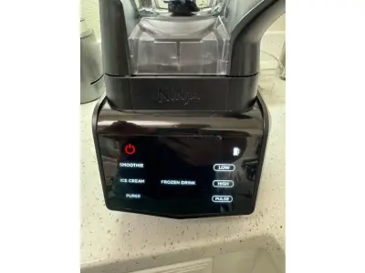 LOTE 008 - 01 CONJUNTO DE SISTEMA DE COZINHA NINJA SMART SCREEN DE 1100 WATTS DE PICO E TELA SENSÍVEL AO TOQUE, TECNOLOGIA FRESHVAC: A BOMBA FRESH VAC, FÁCIL DE USAR E COM UM TOQUE, FOI PROJETADA PARA PRESERVAR VITAMINAS, SABORES E CORES, REMOVENDO O OXIGÊNIO ANTES DO PREPARO. DESFRUTE DE BEBIDAS E SMOOTHIES DE LONGA DURAÇÃO COM MENOS ESPUMA E SEPARAÇÃO EM COMPARAÇÃO COM O MODO DE PREPARO TRADICIONAL.7 PROGRAMAS AUTO-IQ PREDEFINIDOS: A TELA SENSÍVEL AO TOQUE INTELIGENTE REVELA OS PROGRAMAS DE RECEITAS PREDEFINIDOS AUTOMATICAMENTE, PROJETADOS POR CHEFS, PARA BEBIDAS, SMOOTHIES E SHAKES.TELA SENSÍVEL AO TOQUE: FÁCIL DE LIMPAR, DURÁVEL E INTUITIVA. JARRA FRESHVAC DE 2.030 ML: TRANSFORME SEUS INGREDIENTES FAVORITOS EM SMOOTHIES, MOLHOS, PURÊS E MUITO MAIS COM AS LÂMINAS TOTAL CRUSHING. TODOS OS ACESSÓRIOS, EXCETO A BOMBA FRESH VAC, PODEM SER LAVADOS NA MÁQUINA DE LAVAR LOUÇA. (NO ESTADO) ATENÇÃO! FAZER A VISITAÇÃO ANTES DE ARREMATAR, NÃO SABEMOS SE FUNCIONA, LEILÃO NÃO TEM GARANTIA E NEM DEVOLUÇÃO, SUJEITO A POSSÍVEIS AVARIAS VISÍVEIS/OCULTAS E/OU AUSÊNCIA DE COMPONENTES.