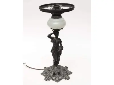 LOTE 037 - 01 LUMINÁRIA DE MESA DE PETIT BRONZE ANTIGA GUARDADA A MUITO ANOS COM  39 CM DE ALT. (NO ESTADO) ATENÇÃO! FAZER A VISITAÇÃO ANTES DE ARREMATAR, NÃO SABEMOS SE FUNCIONA, LEILÃO NÃO TEM GARANTIA E NEM DEVOLUÇÃO, SUJEITO A POSSÍVEIS AVARIAS VISÍVEIS/OCULTAS E/OU AUSÊNCIA DE COMPONENTES.