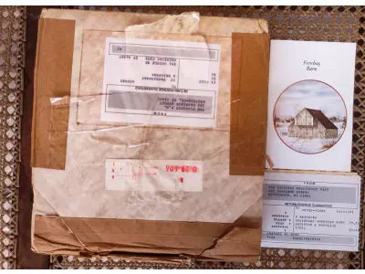 LOTE 199 - 01 RARO PRATO PORCELANA FRANCISCANA DA HISTORIC PROVIDENCE MINT WORLD PREMIER FIRST EDITION, DA COLEÇAO CELEIROS AMERICANOS EM EXTINÇÃO  DE 1983, DA SÉRIE THE VANISHING AMERICAN BARN, DA HARRIS HIEN, A SEGUNDA EDIÇÃO DA SÉRIE, INTITULADA "THE LOG BARN", FOREBAY BARN". O PRATO APRESENTA UMA REPRESENTAÇÃO ÚNICA, DETALHADA E COLORIDA DE UM TIPO DE CELEIRO AMERICANO, SITUADO EM UM CENÁRIO DE FAZENDA DE DIFERENTES REGIÕES DO PAÍS, COM DETALHES DOURADOS NA BORDA. ESTAMPADAS NA PARTE INFERIOR COM O NOME DA SÉRIE, TÍTULO, ASSINATURA IMPRESSA DO ARTISTA E A MARCA THE HISTORIC PROVIDENCE MINT, E MEDEM APROXIMADAMENTE 21,8 CM DE DIÂMETRO. EM EXCELENTE ESTADO, POSSUI A CAIXA ORIGINAL E OS DOCUMENTOS.O SUPORTE DO PRATO NÃO ESTÁ INCLUÍDO. (NO ESTADO) ATENÇÃO! FAZER A VISITAÇÃO ANTES DE ARREMATAR, NÃO SABEMOS SE FUNCIONA, LEILÃO NÃO TEM GARANTIA E NEM DEVOLUÇÃO, SUJEITO A POSSÍVEIS AVARIAS VISÍVEIS/OCULTAS E/OU AUSÊNCIA DE COMPONENTES.