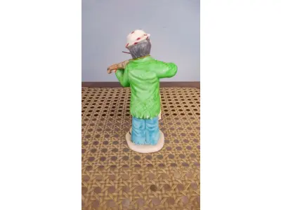 LOTE 203 - 01 ESTATUETA DE PALHAÇO DE CERÂMICA VINTAGE DA COLEÇÃO FLAMBRO DE EMMETT KELLY JR. PAÍS/REGIÃO DE FABRICAÇÃO TAIWAN. ESTA ESTATUETA DO EMMETT KELLY JR. APRESENTA UM PALHAÇO EMMETT KELLY JR. PALHAÇO  TOCANDO VIOLINO ORIGINAL. EXCELENTE ESTADO, SEM LASCAS, RACHADURAS EM ÓTIMO ESTADO PEÇA RARA ITEM LANÇADOS ANOS 90 NOS EUA  CM DE ALTURA E UMA BASE DE 15 ​​CM. COM  SUA ASSINATURA NA PARTE INFERIOR JUNTO COM "EXCLUSIVAMENTE DA FLAMBRO EMPRESA FAMOSA NOS EUA DECADA DE 90, COMPRADAS EM LOJAS DE ANTIGUIDADES DOS EUA. (NO ESTADO) ATENÇÃO! FAZER A VISITAÇÃO ANTES DE ARREMATAR, NÃO SABEMOS SE FUNCIONA, LEILÃO NÃO TEM GARANTIA E NEM DEVOLUÇÃO, SUJEITO A POSSÍVEIS AVARIAS VISÍVEIS/OCULTAS E/OU AUSÊNCIA DE COMPONENTES.