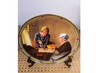 LOTE 204 - 01 PRATO DE COLECIONADOR NORMAN ROCKWELL "A FAMILY'S FULL MEASURE" NUMERADO 1918 D TERCEIRA EDIÇÃO DA SÉRIE "O SONHO AMERICANO DE ROCKWELL" PINTADA A MÃO PELO PRÓPRIO ARTISTAS EDIÇÃO LIMITADA, FABRICADO NA CHINA FINE KNOWLES EM UMA EDIÇÃO LIMITADA A 150 DIAS DE QUEIMA, CARIMBO DE AUTENTICAÇÃO CERTIFICADO IMPRESSO DE AUTENTICAÇÃO. DIÂMETRO 21 CM. PRATO EM CAIXA COM CERTIFICADO, DE AUTENTICIDADE. E UM ÓTIMO COMPLEMENTO PARA QUALQUER COLEÇÃO. O PRATO FOI FABRICADO NOS ESTADOS UNIDOS NA DÉCADA DE 1985 E É CONSIDERADO UM ITEM VINTAGE. ALÉM DE SUA IMPORTÂNCIA CULTURAL COMO ITEM COLECIONÁVEL AMERICANO, ESTE PRATO TAMBÉM OSTENTA DIVERSAS CARACTERÍSTICAS, INCLUINDO O STATUS DE EDIÇÃO LIMITADA E A INCLUSÃO DA EMBALAGEM E DOCUMENTAÇÃO ORIGINAIS. É PERFEITO PARA QUALQUER OCASIÃO E UM ÓTIMO PRESENTE PARA QUALQUER COLECIONADOR OU ENTUSIASTA.O SUPORTE DO PRATO NÃO ESTÁ INCLUÍDO. (NO ESTADO) ATENÇÃO! FAZER A VISITAÇÃO ANTES DE ARREMATAR, NÃO SABEMOS SE FUNCIONA, LEILÃO NÃO TEM GARANTIA E NEM DEVOLUÇÃO, SUJEITO A POSSÍVEIS AVARIAS VISÍVEIS/OCULTAS E/OU AUSÊNCIA DE COMPONENTES.