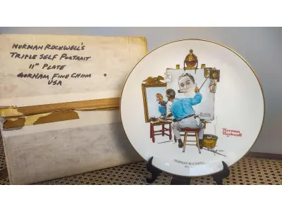 01 RARO PRATO DE PAREDE GRANDE DE MEADOS DO SÉCULO PARA AMANTES E COLECIONADORES DE NORMAN ROCKWELL! ESTE É UM PRATO COLECIONÁVEL DE PORCELANA VINTAGE DE EDIÇÃO LIMITADA. FEITO POR GORHAM EM 1978, ESTE BELO PRATO  MOSTRA UMA CÓPIA DO "TRIPLE SELF PORTRAIT" DE NORMAN ROCKWELL, QUE FOI PUBLICADO ORIGINALMENTE NA CAPA DO SATURDAY EVENING POST UM EVENTO DE 13 DE FEVEREIRO DE 1960 NOS EUA . A CENA MOSTRA UM ARTISTA OLHANDO SEU REFLEXO NO ESPELHO E USÁ-LO PARA ESBOÇAR SEU AUTORRETRATO. É O PRESENTE DE DECORAÇÃO AMERICANA PERFEITO, CONDIÇÃO EXCELENTE! ESTA PLACA FOI ENCONTRADA EM UM ARMÁRIO DURANTE A VENDA DE UMA PROPRIEDADE, APÓS MUITOS ANOS GUARDADA.  CAIXA ORIGINAL. O PRATO MEDE 26,5 CM DE DIÂMETRO.  SUPORTE PARA PRATO NÃO INCLUÍDO NESTA VENDA. (NO ESTADO) ATENÇÃO! FAZER A VISITAÇÃO ANTES DE ARREMATAR, NÃO SABEMOS SE FUNCIONA, LEILÃO NÃO TEM GARANTIA E NEM DEVOLUÇÃO, SUJEITO A POSSÍVEIS AVARIAS VISÍVEIS/OCULTAS E/OU AUSÊNCIA DE COMPONENTES.