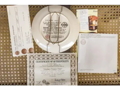 LOTE 104 - 01 BELO PRATO DE COLECIONADOR DE NORMAN ROCKWELL APRESENTA O ICÔNICO DESIGN "LIGHT CAMPAIGN", EM PORCELANA MULTICOLORIDA. COM 21,5 CM DE DIÂMETRO,  É UM COMPLEMENTO PERFEITO PARA QUALQUER COLEÇÃO. O PRATO FOI PRODUZIDO NOS ESTADOS UNIDOS NO FINAL DO SÉCULO XX, ESPECIFICAMENTE EM 1981,O PRATO É UMA ÓTIMA REPRESENTAÇÃO DA CULTURA E HISTÓRIA AMERICANA E SERIA UM PRESENTE PERFEITO PARA QUALQUER COLECIONADOR OU APRECIADOR DA OBRA DE NORMAN ROCKWELL. COM CERTIFICADO DE AUTENTICIDADE. ITEM COMPRADO E GARAGENS DE ANTIGUIDADES NOS EUA.SUPORTE PARA PRATO NÃO INCLUÍDO NESTA VENDA. (NO ESTADO) ATENÇÃO! FAZER A VISITAÇÃO ANTES DE ARREMATAR, NÃO SABEMOS SE FUNCIONA, LEILÃO NÃO TEM GARANTIA E NEM DEVOLUÇÃO, SUJEITO A POSSÍVEIS AVARIAS VISÍVEIS/OCULTAS E/OU AUSÊNCIA DE COMPONENTES.