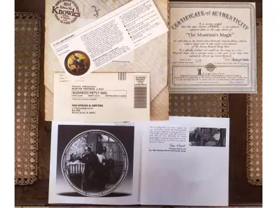 LOTE 206 - 01 BELO PRATO COLECIONÁVEL DA EDWIN M. KNOWLES CHINA COMPANY. ESTE PRATO SE CHAMA "A MAGIA DO MÚSICO" E FAZ PARTE DA COLEÇÃO "O SONHO AMERICANO DE ROCKWELL". É UMA EDIÇÃO LIMITADA, COM O NÚMERO DE PRATO 1334 C, E FOI CRIADO EM 1986. FOI PROJETADO PELO FAMOSO ARTISTA NORMAN ROCKWELL E É O SEXTO DA SÉRIE MENCIONADA ACIMA. ACOMPANHA O CERTIFICADO DE AUTENTICIDADE ORIGINAL E CARIMBO DE AUTENTICIDADE NO PRATO E OS DEMAIS DOCUMENTOS QUE VOCÊ VÊ NAS FOTOS. O PRATO TEM UM DIÂMETRO DE 21,8 CM. A EMBALAGEM ORIGINAL.O SUPORTE DO PRATO NÃO ESTÁ INCLUÍDO. (NO ESTADO) ATENÇÃO! FAZER A VISITAÇÃO ANTES DE ARREMATAR, NÃO SABEMOS SE FUNCIONA, LEILÃO NÃO TEM GARANTIA E NEM DEVOLUÇÃO, SUJEITO A POSSÍVEIS AVARIAS VISÍVEIS/OCULTAS E/OU AUSÊNCIA DE COMPONENTES.