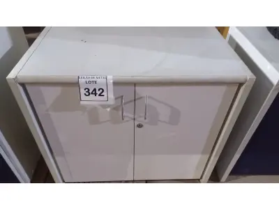 LOTE 342 - 01 ARMÁRIO BAIXO COM 02 PORTAS EM MADEIRA. (NO ESTADO) ATENÇÃO! FAZER A VISITAÇÃO ANTES DE ARREMATAR, NÃO SABEMOS SE FUNCIONA, LEILÃO NÃO TEM GARANTIA E NEM DEVOLUÇÃO, SUJEITO A POSSÍVEIS AVARIAS VISÍVEIS/OCULTAS E/OU AUSÊNCIA DE COMPONENTES.